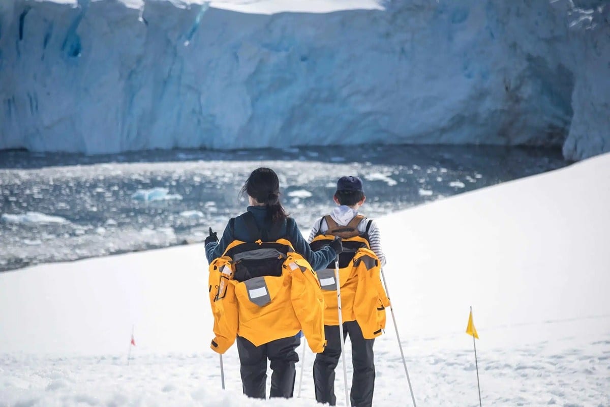 工作人員會在每個登陸點設置路徑，讓我們於冰川健行