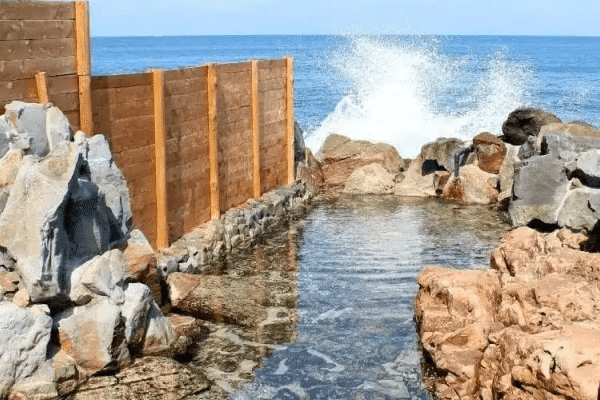 浸泡歷史悠久的白濱溫泉，放鬆身心