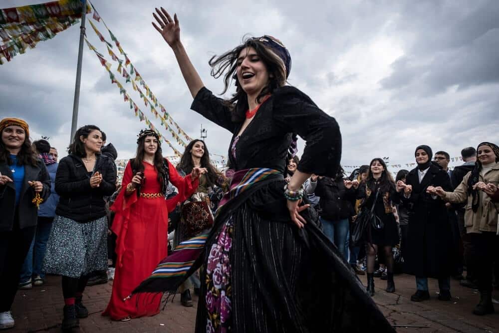 參加納吾肉孜節，迎接春天與新生