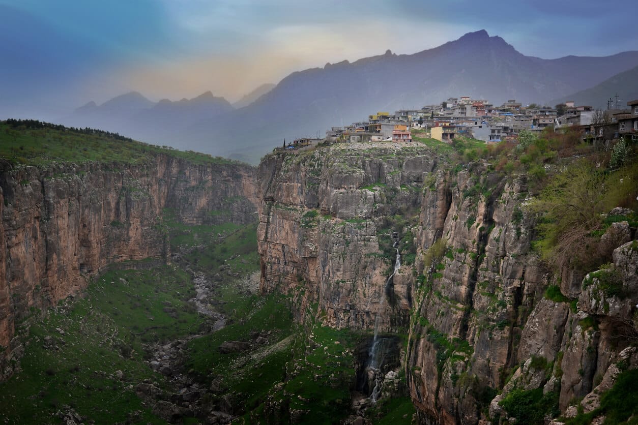 乘坐纜⾞參觀索拉⼭⾕景⾊