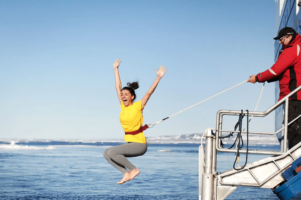 在工作人員的輔助下極地跳水