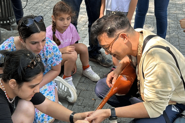 與當地人民以音樂交流