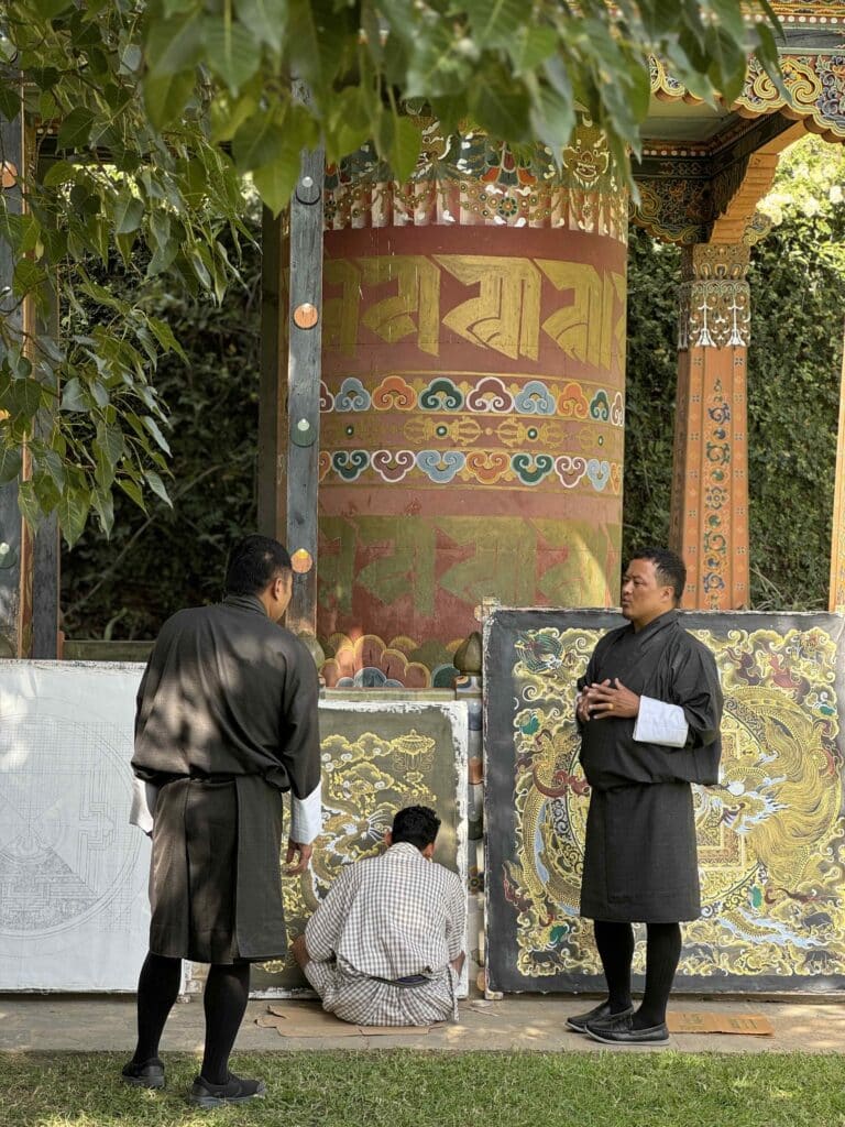 不丹人穿著莊嚴，尤其進出寺廟皆是