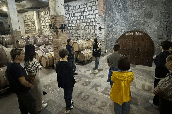 我們於當地酒莊品嚐紅酒，參觀製作流程