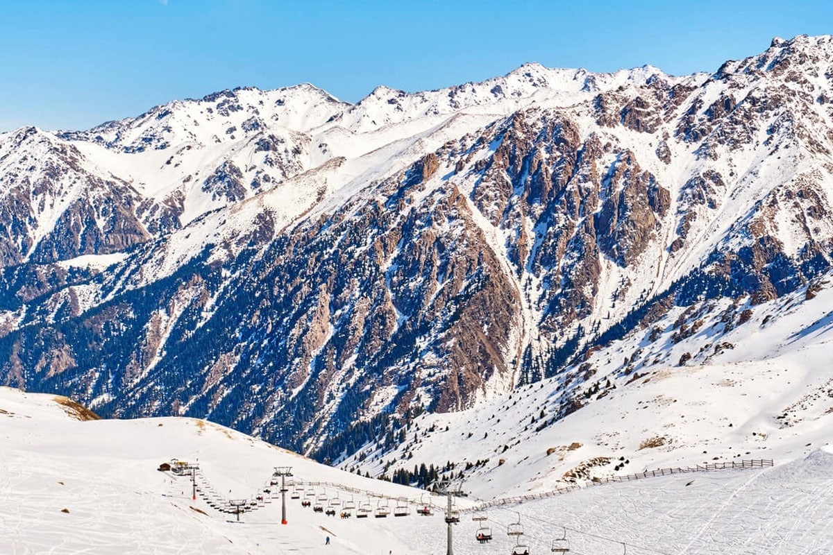 號稱世界第三長的索道纜車登上 3,000 米的雪山山頂
