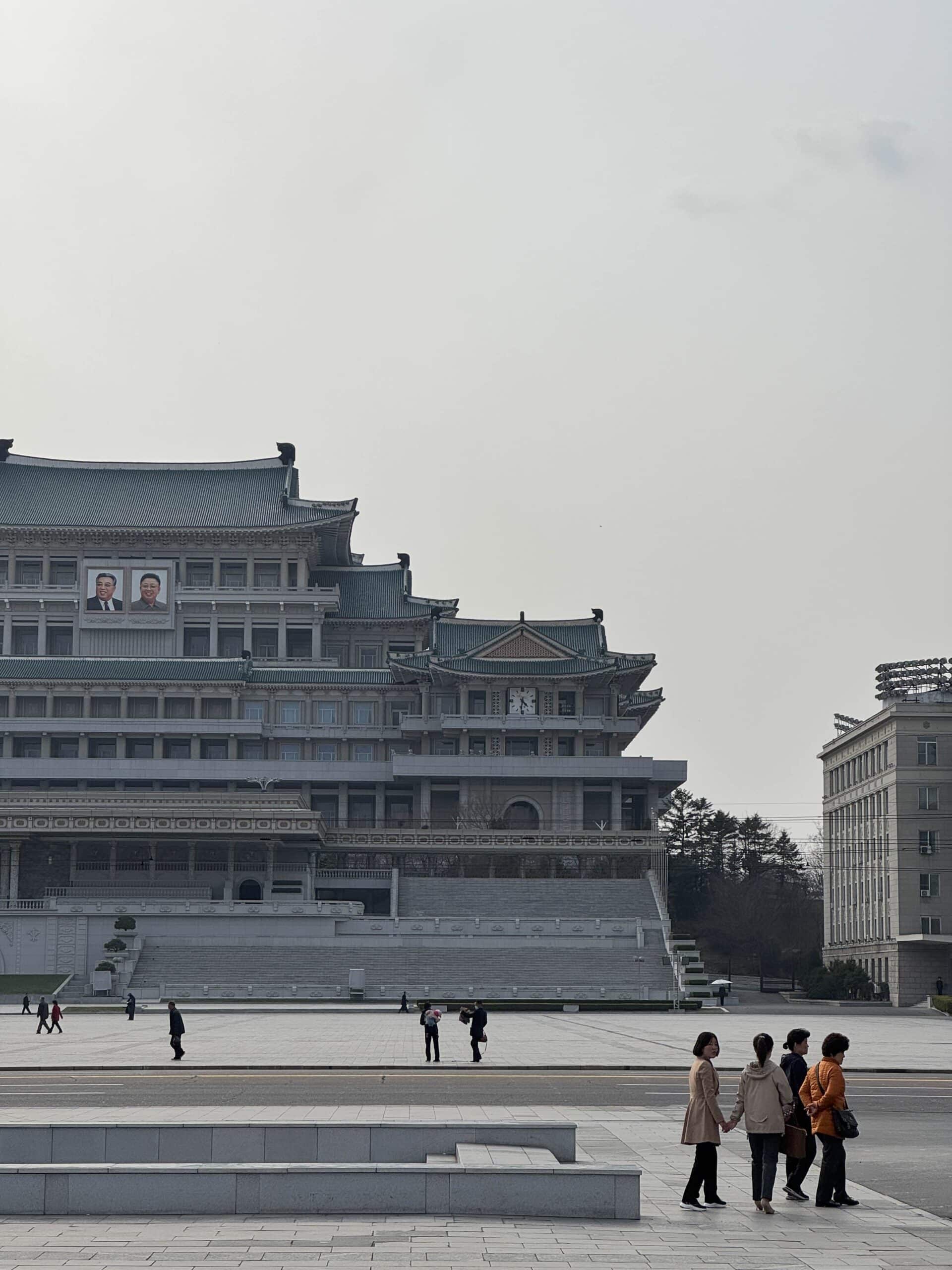 金日成廣場的相片現在高掛，比起以往在廣場底層有很大距離。