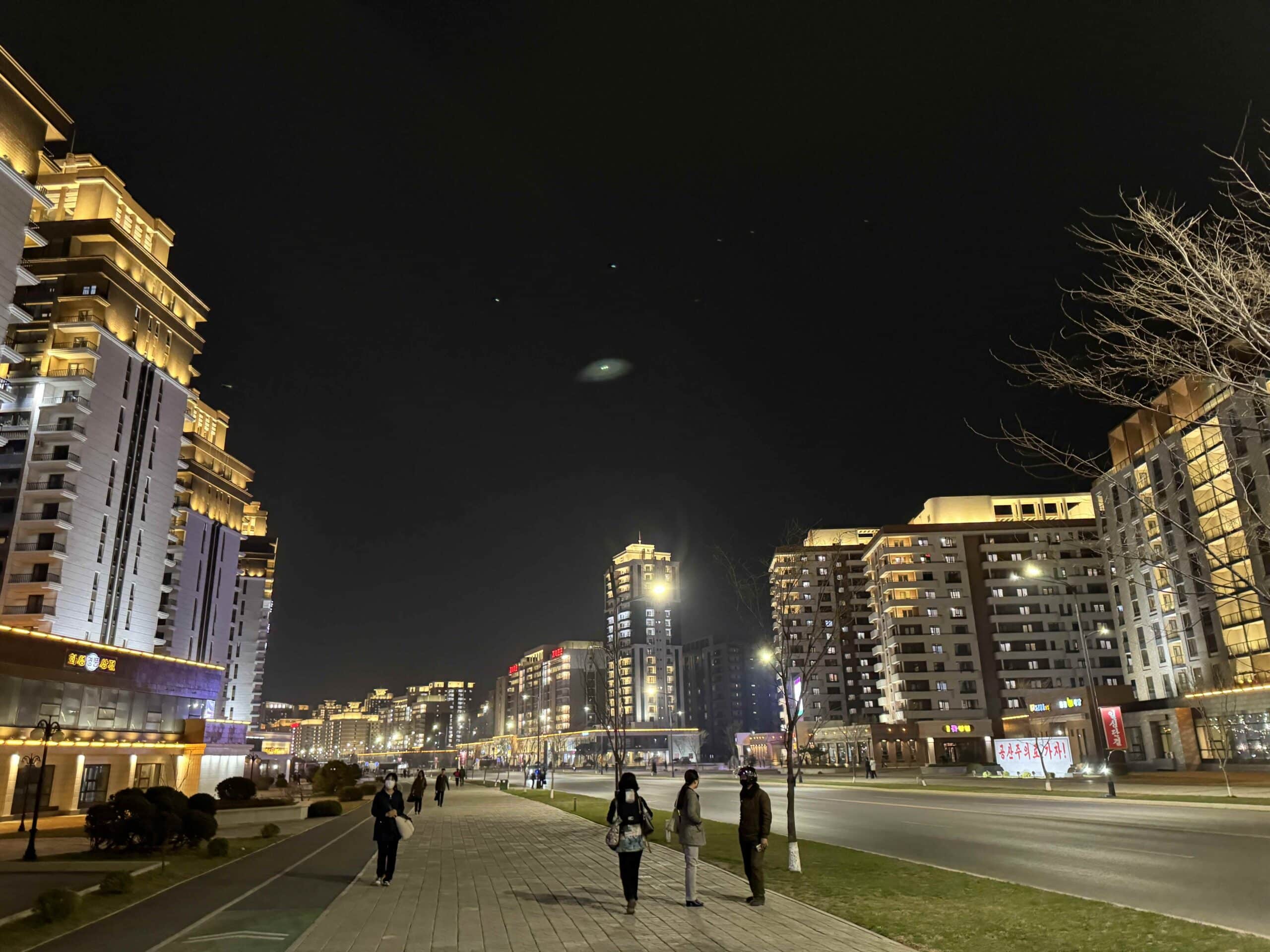 平壤落成新街道，包括這條2025年開幕的街，呈「瑞士式」建築。