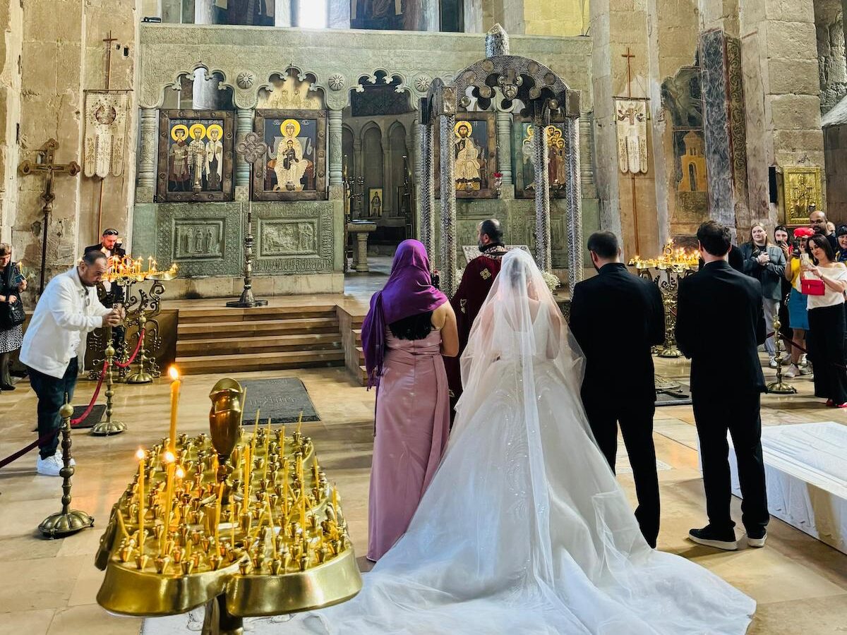 有幸在 6 世紀建築的教堂內,見證新人舉行婚禮