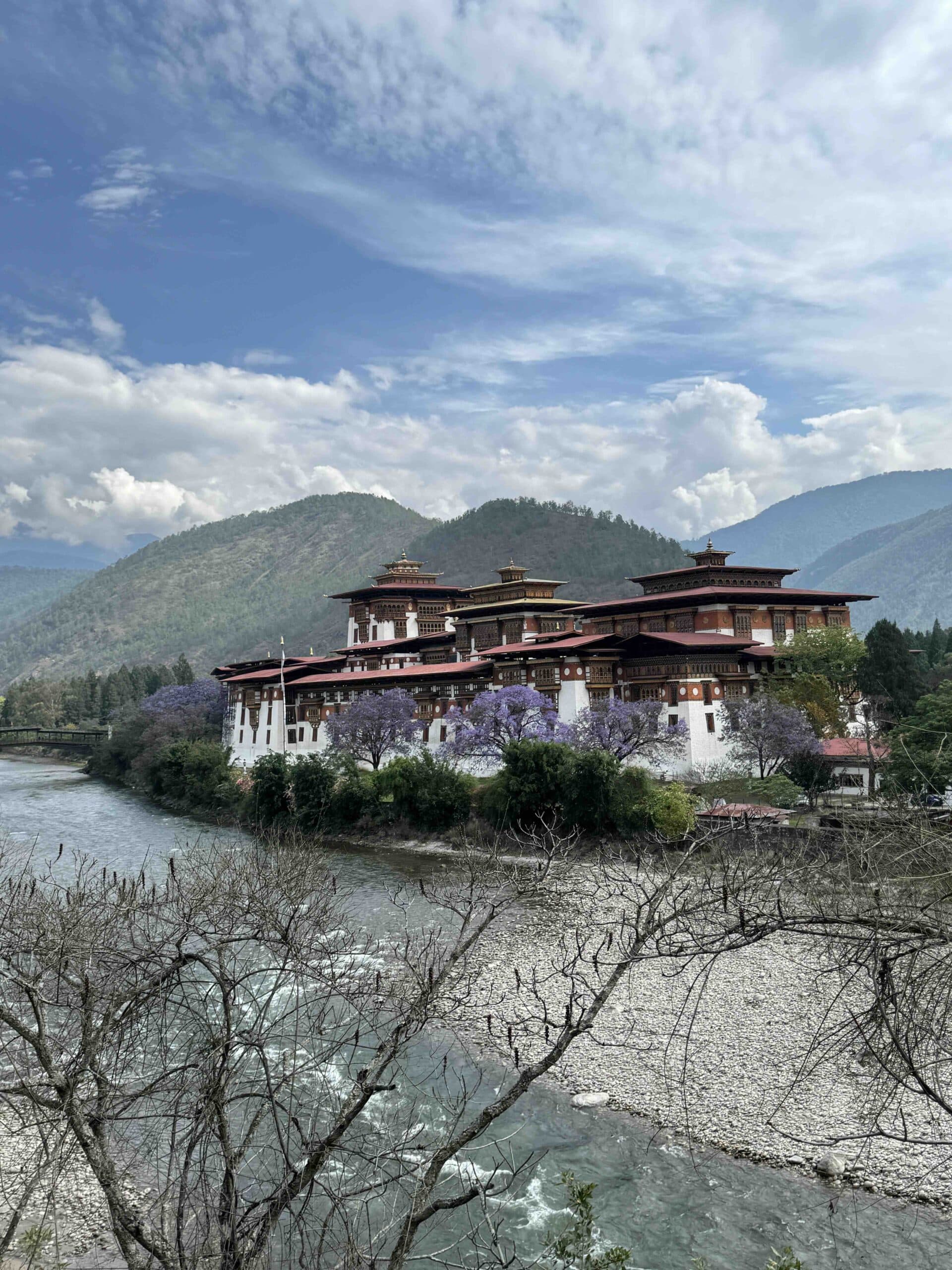 不丹位於喜馬拉雅山，3000米左右的高度剛好不會衍生高原反應