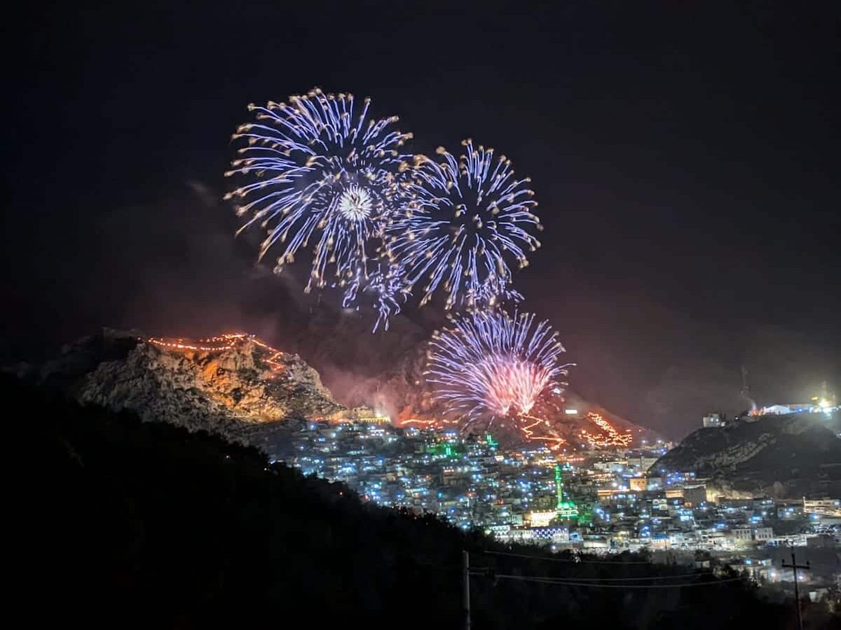 走入庫爾德族慶祝納吾肉孜節現場，近距離觀賞煙花